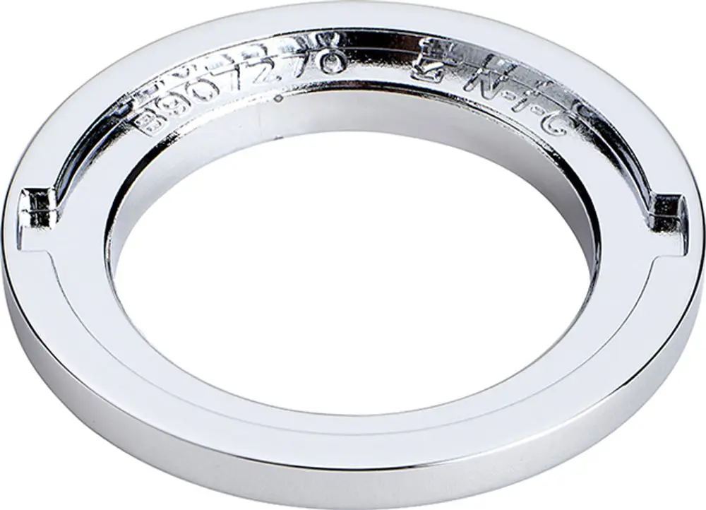 Dekorative Rosette in verchromter Optik von Ideal Standard, mit einem runden Design und einer inneren Öffnung für die Montage, geeignet für verschiedene Armaturen.